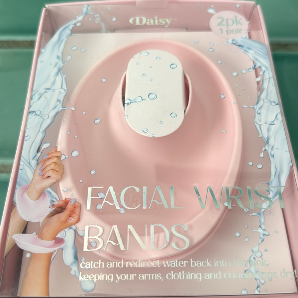 NIB Daisy Facial Wrist Bands 2pk-1 pair